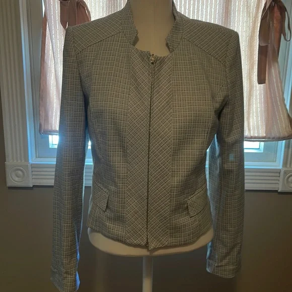 Like New! - Picture 1 of 4